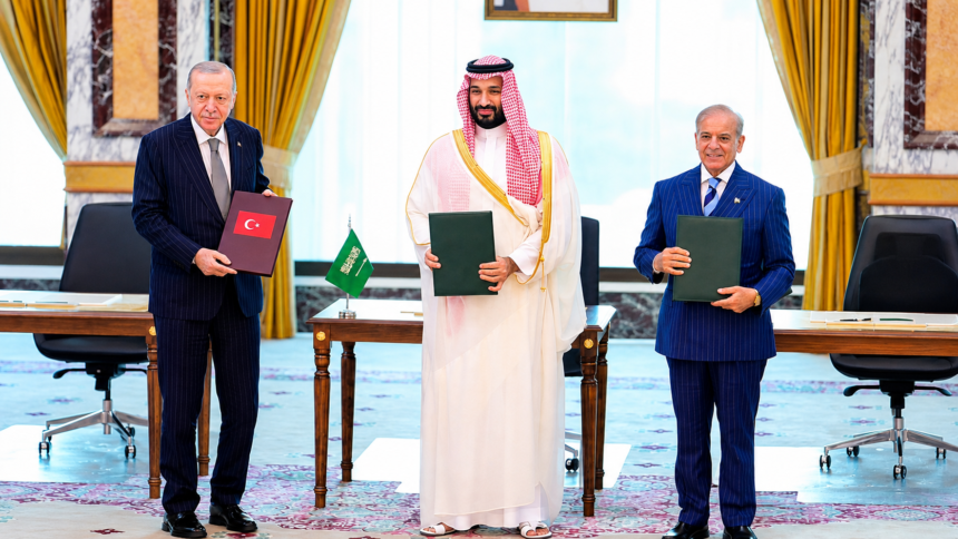 Saudi Arabia, Turkey and Pakistan at the Mecca Agreement signing ceremony
